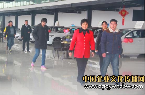羅平縣恒宇工貿(mào)有限公司董事長徐麗華察看汽車銷售情況【李寶華 攝】.JPG