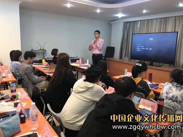 陳佳成回到課堂上分享從業(yè)經(jīng)驗(yàn).jpg