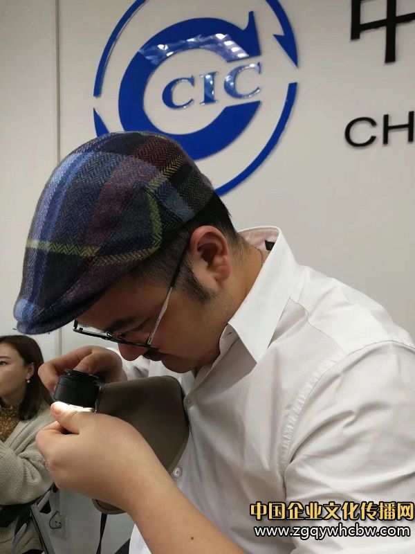 費(fèi)翔在課堂上進(jìn)行實(shí)操練習(xí).jpg