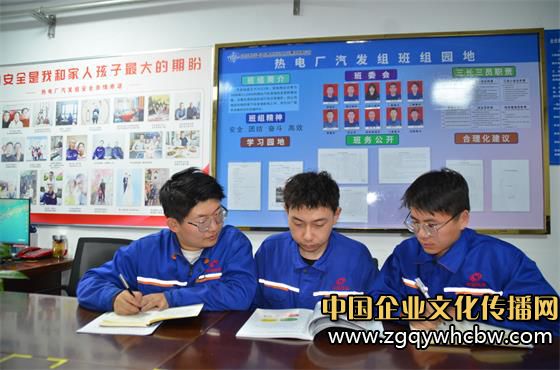 圖為銀光公司員工在學(xué)習(xí)目視化管理手冊。汪丫惠攝.JPG