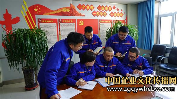 圖為劉鴻偉和同事們?cè)谟懻摍z維修難題。王安怡 攝.JPG