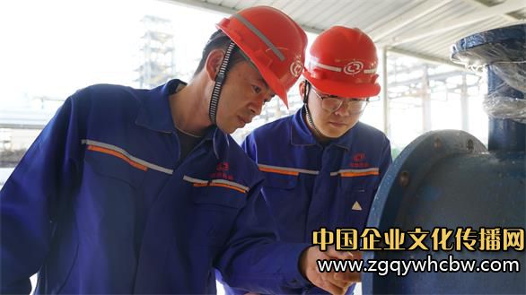 圖為銀光集團(tuán)員工研究改造項(xiàng)目。王安怡 攝.JPG