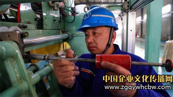 圖為劉鴻偉在使用自己設(shè)計(jì)的工具開展工作。王安怡 攝.JPG