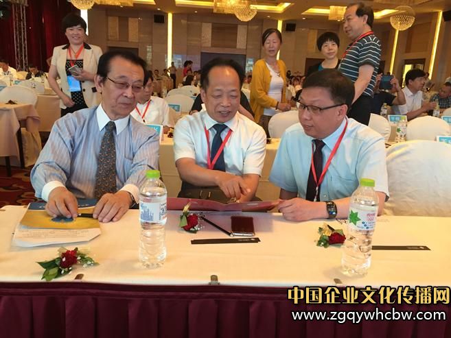 鄭偉達(dá)教授與趙同彬會(huì)長(zhǎng)、吳健雄主任在第四屆海峽兩岸腫瘤防治交流大會(huì)上.JPG