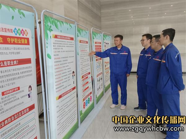 圖為銀光公司員工在學習職業(yè)病防治展板內(nèi)容.jpg
