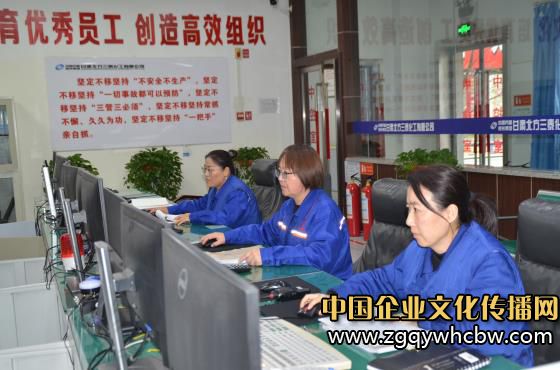 圖為三泰公司員工在自控室認(rèn)真操作。汪丫惠 攝.JPG