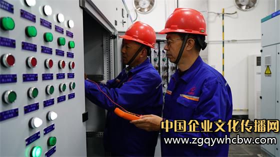圖為北化研究院集團銀光公司員工在加強安全檢查。強世旺 攝.JPG