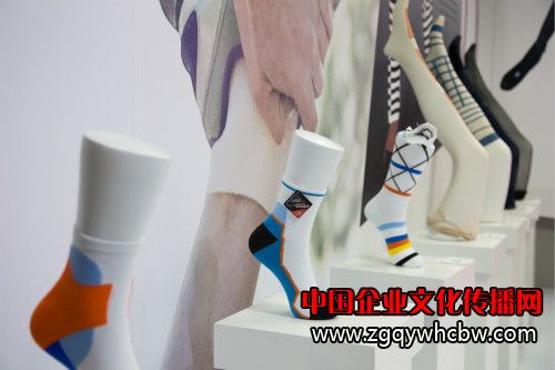 英威達(dá)創(chuàng)新纖維打造的時(shí)尚襪品展示_meitu_4.jpg